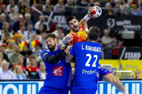Eduardo Gurbindo Martinez (Nr. 3, Spanien) gegen Nikola Karabatic (Nr. 13, Frankreich) und Luka Karabatic (Nr. 22, Frankreich). Frankreich vs. Spanien, Hauptrunde, Handball, IHF Handball Weltmeisterschaft, 19.01.19 Koeln Nordrhein-Westfalen Germany Lanxess-Arena Copyright: xAgentur54Gradx xFelixxKoenigx