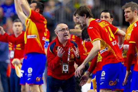Jordi Ribera Romans und Viran Morros de Argila (Nr. 24, Spanien). Frankreich vs. Spanien, Hauptrunde, Handball, IHF Handball Weltmeisterschaft, 19.01.19 Koeln Nordrhein-Westfalen Germany Lanxess-Arena Copyright: xAgentur54Gradx xFelixxKoenigx