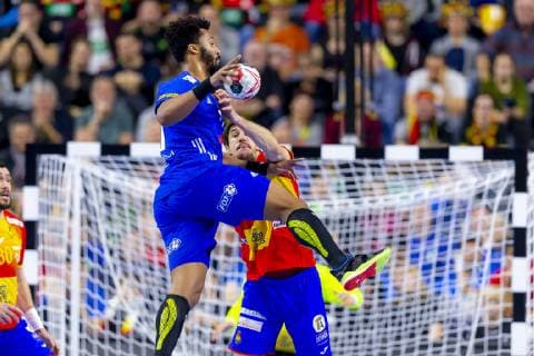 Viran Morros de Argila (Nr. 24, Spanien) gegen Timothey N Guessan (Nr. 17, Frankreich). Frankreich vs. Spanien, Hauptrunde, Handball, IHF Handball Weltmeisterschaft, 19.01.19 Koeln Nordrhein-Westfalen Germany Lanxess-Arena Copyright: xAgentur54Gradx xFelixxKoenigx