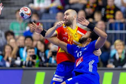 Timothey N Guessan (Nr. 17, Frankreich) gegen Joan Canellas Reixach (Nr. 21, Spanien). Frankreich vs. Spanien, Hauptrunde, Handball, IHF Handball Weltmeisterschaft, 19.01.19 Koeln Nordrhein-Westfalen Germany Lanxess-Arena Copyright: xAgentur54Gradx xFelixxKoenigx