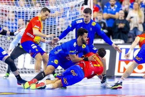 Daniel Sarmiento Melian (Nr. 11, Spanien) gegen Timothey N Guessan (Nr. 17, Frankreich). Frankreich vs. Spanien, Hauptrunde, Handball, IHF Handball Weltmeisterschaft, 19.01.19 Koeln Nordrhein-Westfalen Germany Lanxess-Arena Copyright: xAgentur54Gradx xFelixxKoenigx