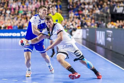 Köln, Deutschland 19. Januar 2019: WM 2019 Männer - Hauptrunde - Deutschland vs. Island v. li. im Zweikampf Elvar Orn Jonsson (Island) und Martin Strobel (Deutschland HBW Balingen) Köln Lanxess Arena Nordrhein-Westfalen Deutschland