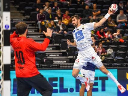 HANDBALL - IHF WC, AUT vs ARG COPENHAGEN,DENMARK,19.JAN.19 - HANDBALL - IHF Men s World Championships, international match Länderspiel Austria vs Argentina. Image shows Leonel Carlos Maciel (ARG) and Janko Bozovic (AUT). GEPAxpictures xOliverxLerch