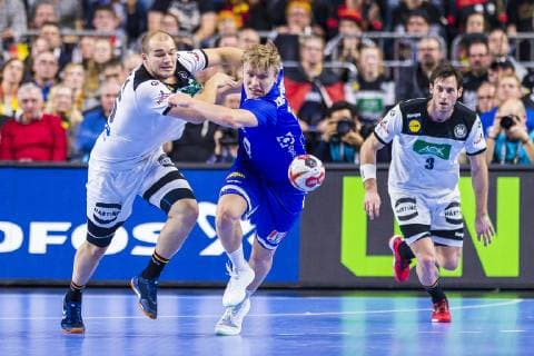 Köln, Deutschland 19. Januar 2019: WM 2019 Männer - Hauptrunde - Deutschland vs. Island v. li. im Zweikampf Paul Drux (Deutschland Fuechse Berlin) und Gisli Thorgeir Kristjansson (Island) Köln Lanxess Arena Nordrhein-Westfalen Deutschland