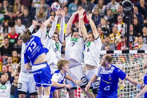 Köln, Deutschland 19. Januar 2019: WM 2019 Männer - Hauptrunde - Deutschland vs. Island Olafur Gudmundsson (Island) mit dem Wurf in den Block, Jannik Kohlbacher (Deutschland Rhein-Neckar Loewen), Hendrik Pekeler (Deutschland THW Kiel), Patrick Wiencek (Deutschland THW Kiel), Paul Drux (Deutschland Fuechse Berlin) Köln Lanxess Arena Nordrhein-Westfalen Deutschland