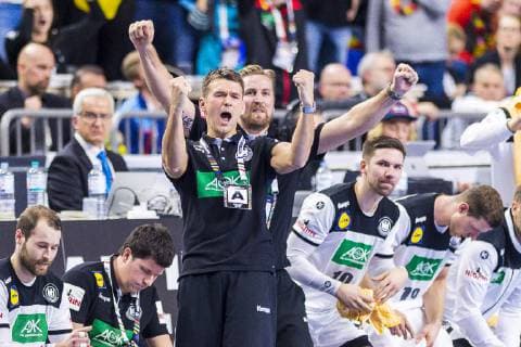 Köln, Deutschland 19. Januar 2019: WM 2019 Männer - Hauptrunde - Deutschland vs. Island Trainer Christian Prokop (Deutschland), Oliver Roggisch, Jubel Freude Emotion Köln Lanxess Arena Nordrhein-Westfalen Deutschland