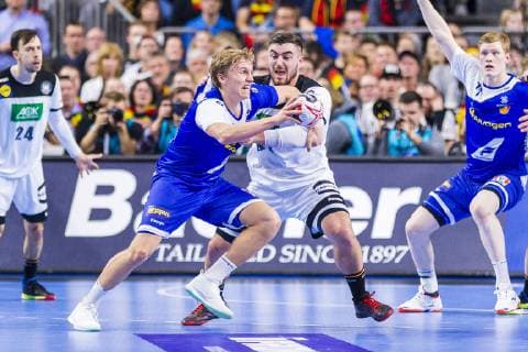 Köln, Deutschland 19. Januar 2019: WM 2019 Männer - Hauptrunde - Deutschland vs. Island v. li. im Zweikampf Gisli Thorgeir Kristjansson (Island) und Jannik Kohlbacher (Deutschland Rhein-Neckar Loewen) Köln Lanxess Arena Nordrhein-Westfalen Deutschland