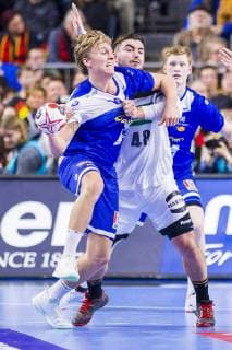 Köln, Deutschland 19. Januar 2019: WM 2019 Männer - Hauptrunde - Deutschland vs. Island v. li. im Zweikampf Gisli Thorgeir Kristjansson (Island) und Jannik Kohlbacher (Deutschland Rhein-Neckar Loewen) Köln Lanxess Arena Nordrhein-Westfalen Deutschland