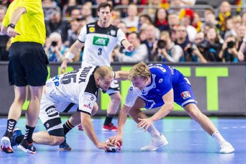 Köln, Deutschland 19. Januar 2019: WM 2019 Männer - Hauptrunde - Deutschland vs. Island Paul Drux (Deutschland Fuechse Berlin) und Gisli Thorgeir Kristjansson (Island) im Kampf um den Ball Köln Lanxess Arena Nordrhein-Westfalen Deutschland