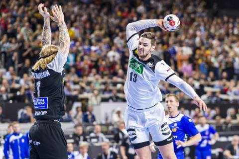 Köln, Deutschland 19. Januar 2019: WM 2019 Männer - Hauptrunde - Deutschland vs. Island v.li. Torhueter Bjoergvin Gustavsson (Island), Hendrik Pekeler (Deutschland THW Kiel) Köln Lanxess Arena Nordrhein-Westfalen Deutschland