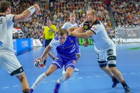 GER, IHF WM 2019, Deutschland (GER) vs Island (ISL) 19.01.2019, Lanxess Arena , Koeln, GER, IHF WM 2019, Deutschland (GER) vs Island (ISL) , im Bild picture shows: Paul Drux (GER 95), im Zweikampf gegen Olafur GuÃ°mundsson (ISL 13),