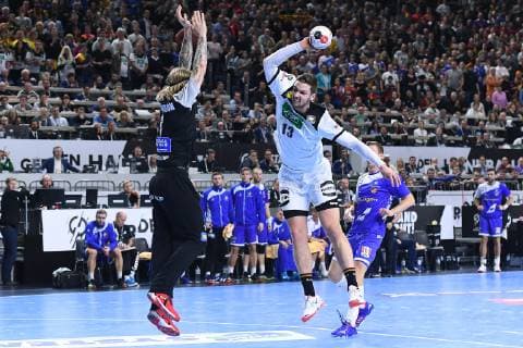 Handball-WM Hauptrunde Deutschland - Island am 19.01.2019 in der Lanxess Arena in Köln Björgvin Pall Gustavsson ( Island ), links - Hendrik Pekeler ( Deutschland ), rechts