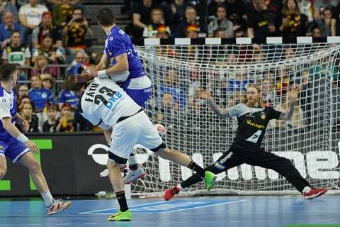 GER, IHF WM 2019, Deutschland (GER) vs Island (ISL) 19.01.2019, Lanxess Arena , Koeln, GER, IHF WM 2019, Deutschland (GER) vs Island (ISL) , im Bild picture shows: Torwurf Steffen Fäth Faeth (GER 23), gegen Björgvin Bjoergvin Gustavsson Torwart (ISL 1),