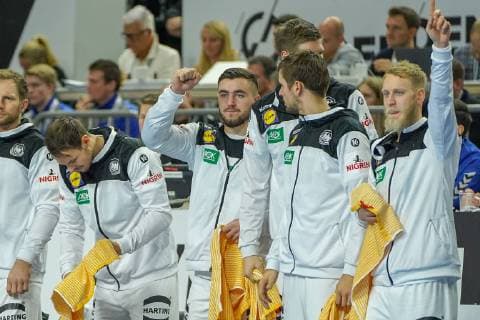 GER, IHF WM 2019, Deutschland (GER) vs Island (ISL) 19.01.2019, Lanxess Arena , Koeln, GER, IHF WM 2019, Deutschland (GER) vs Island (ISL) , im Bild picture shows: deutsche Bank freut sich Matthias Musche (GER 37), Hendrik Pekeler (GER 13), Jannik Kohlbacher (GER 48),