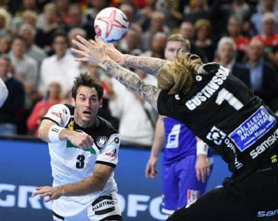Handball Weltmeisterschaft 2019 Hauptrunde in Köln. Deutschland - Island 19.01.2019. Torwurf Uwe Gensheimer (Deut.) gegen Tw. Gustavsson (ISL).