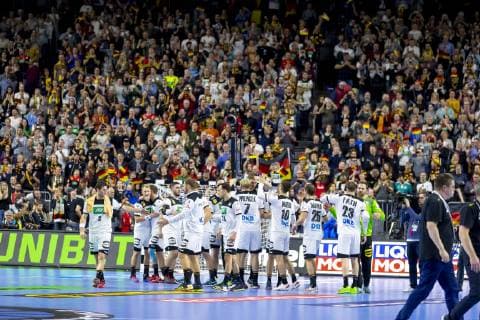 Deutschlands Handballer nach dem Sieg. Deutschland vs. Island, Hauptrunde, Handball, IHF Handball Weltmeisterschaft, 19.01.19 Koeln Nordrhein-Westfalen Germany Lanxess-Arena Copyright: xAgentur54Gradx xFelixxKoenigx