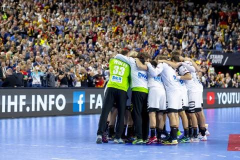 Deutschlands Handballer nach dem Sieg. Deutschland vs. Island, Hauptrunde, Handball, IHF Handball Weltmeisterschaft, 19.01.19 Koeln Nordrhein-Westfalen Germany Lanxess-Arena Copyright: xAgentur54Gradx xFelixxKoenigx