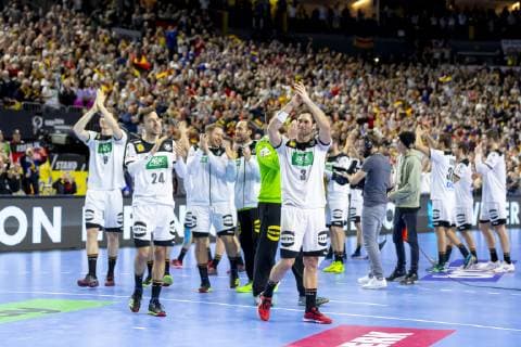 Deutschlands Handballer nach dem Sieg. Deutschland vs. Island, Hauptrunde, Handball, IHF Handball Weltmeisterschaft, 19.01.19 Koeln Nordrhein-Westfalen Germany Lanxess-Arena Copyright: xAgentur54Gradx xFelixxKoenigx