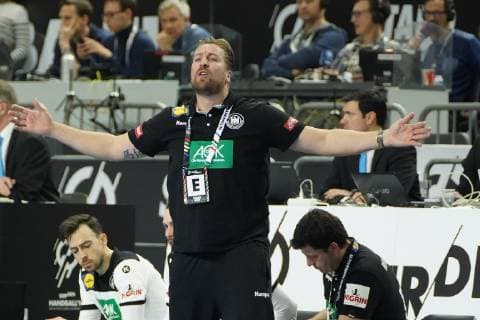 GER, IHF WM 2019, Deutschland (GER) vs Island (ISL) 19.01.2019, Lanxess Arena , Koeln, GER, IHF WM 2019, Deutschland (GER) vs Island (ISL) , im Bild picture shows: Teammanager Oliver Roggisch (GER). regt sich auf