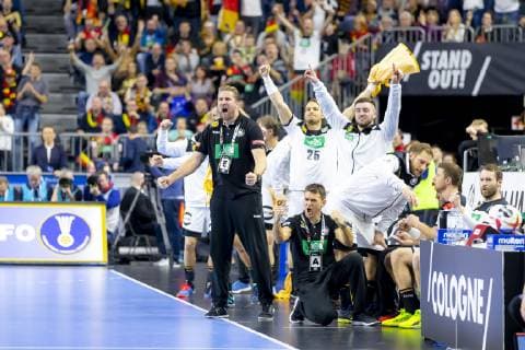 Oliver Roggisch, Kai Haefner (Nr. 25, Deutschland), Jannik Kohlbacher (Nr. 48, Deutschland), Trainer Christian Prokop und Patrick Wiencek (Nr. 7, Deutschland) freuen sich jubeln. Deutschland vs. Island, Hauptrunde, Handball, IHF Handball Weltmeisterschaft, 19.01.19 Koeln Nordrhein-Westfalen Germany Lanxess-Arena Copyright: xAgentur54Gradx xFelixxKoenigx