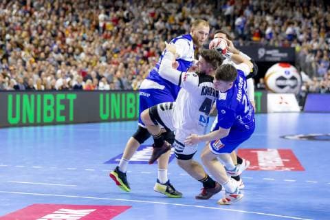 Jannik Kohlbacher (Nr. 48, Deutschland) gegen Elvar Oro Jonsson (Nr. 25, Island) und Anar Freyr Arnarsson (Nr. 21, Island). Deutschland vs. Island, Hauptrunde, Handball, IHF Handball Weltmeisterschaft, 19.01.19 Koeln Nordrhein-Westfalen Germany Lanxess-Arena Copyright: xAgentur54Gradx xFelixxKoenigx