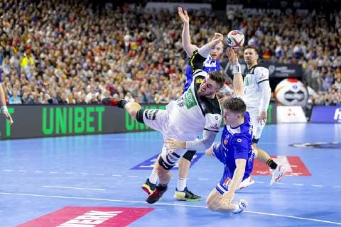 Jannik Kohlbacher (Nr. 48, Deutschland) gegen Elvar Oro Jonsson (Nr. 25, Island) und Anar Freyr Arnarsson (Nr. 21, Island). Deutschland vs. Island, Hauptrunde, Handball, IHF Handball Weltmeisterschaft, 19.01.19 Koeln Nordrhein-Westfalen Germany Lanxess-Arena Copyright: xAgentur54Gradx xFelixxKoenigx