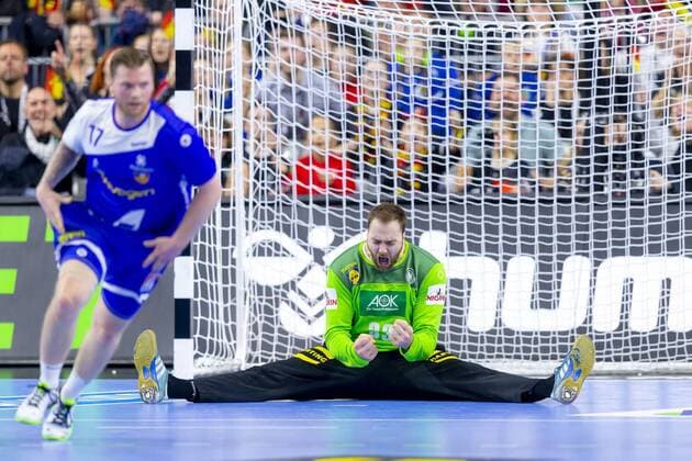 Sport Themen der Woche KW03 Sport Bilder des Tages Torhueter Andreas Wolff (Nr. 33, Deutschland) freut sich nach einer Parade gegen Arnor Thor Gunnarsson (Nr. 17, Island). Deutschland vs. Island, Hauptrunde, Handball, IHF Handball Weltmeisterschaft, 19.01.19 Koeln Nordrhein-Westfalen Germany Lanxess-Arena *** Goalkeeper Andreas Wolff Nr 33 Germany is happy after a parade against Arnor Thor Gunnarsson Nr 17 Iceland Germany vs Iceland Main Round Handball IHF Handball World Championship 19 01 19 Cologne Nordrhein Westfalen Germany Lanxess Arena Copyright: xAgentur54Gradx xFelixxKoenigx