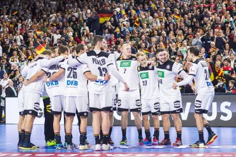Köln, Deutschland 19. Januar 2019: WM 2019 Männer - Hauptrunde - Deutschland vs. Island die Mannschaft von Deutschland Schlussjubel Schlußjubel Emotion Freude Köln Lanxess Arena Nordrhein-Westfalen Deutschland