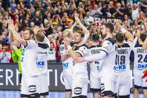 Köln, Deutschland 19. Januar 2019: WM 2019 Männer - Hauptrunde - Deutschland vs. Island v.li. Fabian Böhm Boehm (Deutschland TSV Hannover), Kai Häfner Haefner (Deutschland TSV Hannover), Hendrik Pekeler (Deutschland THW Kiel) Schlussjubel Schlußjubel Emotion Freude Köln Lanxess Arena Nordrhein-Westfalen Deutschland