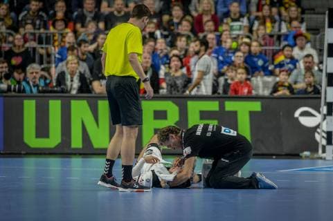 Koeln, Deutschland, 19.01.2019, IHF Handball WM 2019, Hauptrunde, Deutschland - Island, Fabian Wiede (GER) verletzt ( DeFodi520
