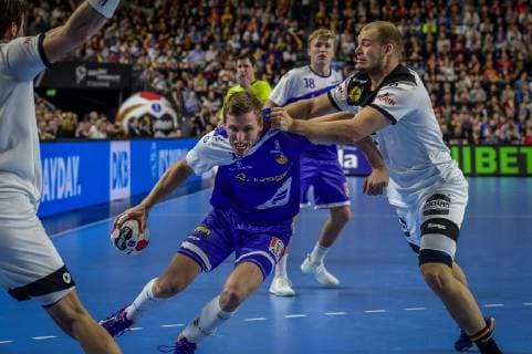 Koeln, Deutschland, 19.01.2019, IHF Handball WM 2019, Hauptrunde, Deutschland - Island, Olafur Andres (ICELAND), Paul Drux (GER) im Zweikampf ( DeFodi520