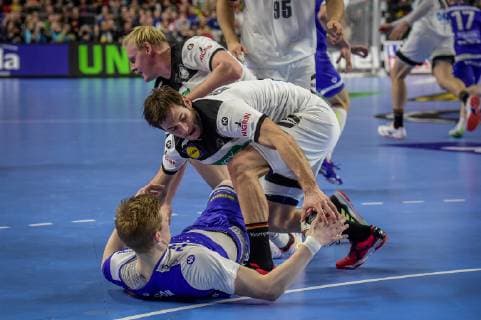 Koeln, Deutschland, 19.01.2019, IHF Handball WM 2019, Hauptrunde, Deutschland - Island, Uwe Gensheimer (GER) im Zweikampf ( DeFodi520