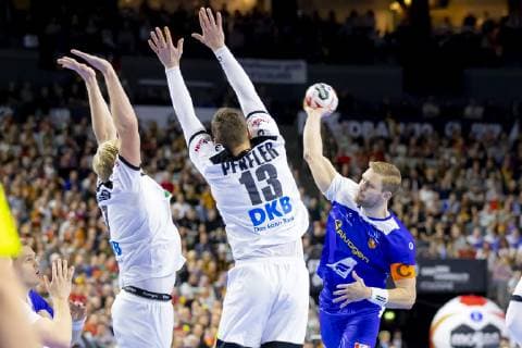 Aron Palmarsson (Nr. 4, Island) gegen Patrick Wiencek (Nr. 7, Deutschland) und Hendrik Pekeler (Nr. 13, Deutschland). Deutschland vs. Island, Hauptrunde, Handball, IHF Handball Weltmeisterschaft, 19.01.19 Koeln Nordrhein-Westfalen Germany Lanxess-Arena Copyright: xAgentur54Gradx xFelixxKoenigx