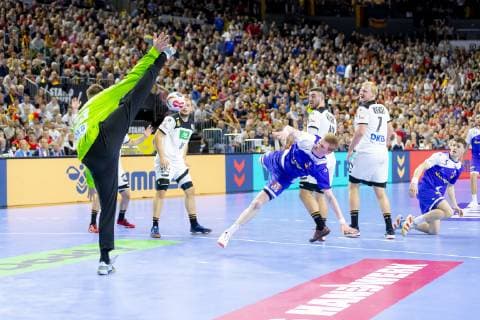 Ymir Orn Gislason (Nr. 11, Island) gegen Torhueter Andreas Wolff (Nr. 33, Deutschland), Jannik Kohlbacher (Nr. 48, Deutschland) und Patrick Wiencek (Nr. 7, Deutschland). Deutschland vs. Island, Hauptrunde, Handball, IHF Handball Weltmeisterschaft, 19.01.19 Koeln Nordrhein-Westfalen Germany Lanxess-Arena Copyright: xAgentur54Gradx xFelixxKoenigx