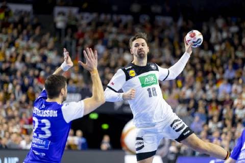 Fabian Wiede (Nr. 10, Deutschland) gegen Olafur Gustafsson (Nr. 23, Island). Deutschland vs. Island, Hauptrunde, Handball, IHF Handball Weltmeisterschaft, 19.01.19 Koeln Nordrhein-Westfalen Germany Lanxess-Arena Copyright: xAgentur54Gradx xFelixxKoenigx