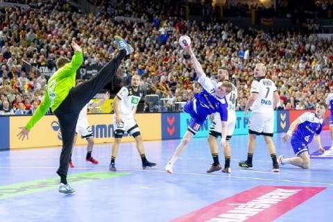 Ymir Orn Gislason (Nr. 11, Island) gegen Torhueter Andreas Wolff (Nr. 33, Deutschland), Jannik Kohlbacher (Nr. 48, Deutschland) und Patrick Wiencek (Nr. 7, Deutschland). Deutschland vs. Island, Hauptrunde, Handball, IHF Handball Weltmeisterschaft, 19.01.19 Koeln Nordrhein-Westfalen Germany Lanxess-Arena Copyright: xAgentur54Gradx xFelixxKoenigx