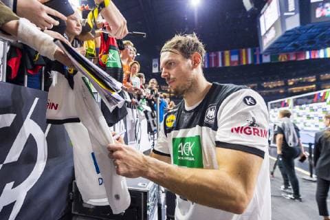 Köln, Deutschland 19. Januar 2019: WM 2019 Männer - Hauptrunde - Deutschland vs. Island Kai Häfner Haefner (Deutschland TSV Hannover) gibt Autogramme nach dem Spiel Köln Lanxess Arena Nordrhein-Westfalen Deutschland