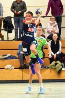 Lisa Gebhard (Herrenberg, vorne), Alicia Pfaff (Gedern Nidda, hinten) Handball 2. Liga HSG Gedern Nidda vs. Herrenberg Nidda