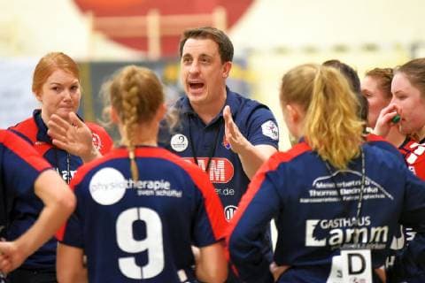 Trainer Mike Leibssle (Herrenberg) beim Timeout Handball 2. Liga HSG Gedern Nidda vs. Herrenberg Nidda