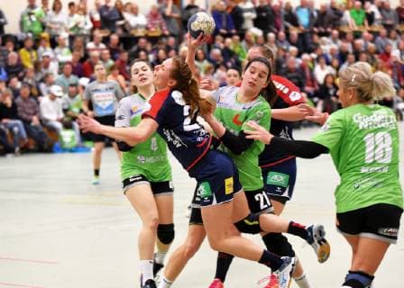 Saskia Putzke (Herrenberg, vorne), Leonie Nowak (Gedern Nidda, hinten) Handball 2. Liga HSG Gedern Nidda vs. Herrenberg Nidda
