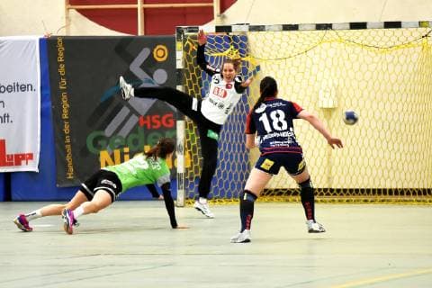 Kirsten Schindler (Gedern Nidda, links), Monika Lide (Herrenberg, Torfrau, mitte), Lea Neubrander (Herrenberg, rechts) Handball 2. Liga HSG Gedern Nidda vs. Herrenberg Nidda