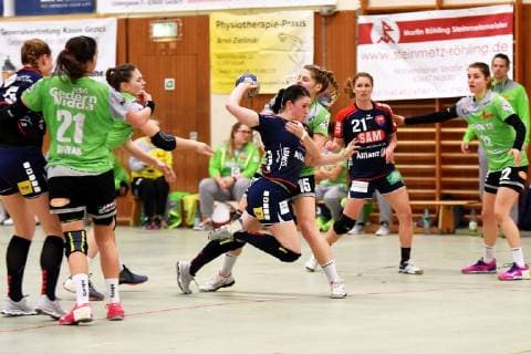 Lea Neubrander (Herrenberg, vorne), Jessica Schmeisser (Gedern Nidda, hinten) Handball 2. Liga HSG Gedern Nidda vs. Herrenberg Nidda