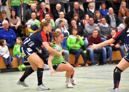 Sandra Kussmaul (Herrenberg, links), Sabine Eisenacher (Gedern Nidda, rechts) Handball 2. Liga HSG Gedern Nidda vs. Herrenberg Nidda