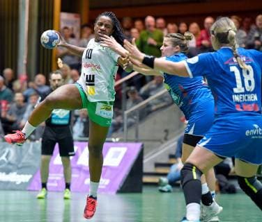 Prudence Kinlend (FrischAuf Frauen Goeppingen) beim Torwurf Neckarsulmer Union - FrischAuf Goeppingen, 1. Liga Frauen, 19.01.2019 Neckarsulm