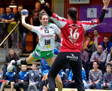 Iris Guberinic (FrischAuf Frauen Goeppingen) gegen Torfrau Nicole Roth (NSU) Neckarsulmer Union - FrischAuf Goeppingen, 1. Liga Frauen, 19.01.2019 Neckarsulm