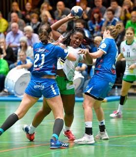 vl. Irene Perez ()NSU), Prudence Kinlend (FrischAuf Frauen Goeppingen) und Louisa Wolf (NSU) Neckarsulmer Union - FrischAuf Goeppingen, 1. Liga Frauen, 19.01.2019 Neckarsulm