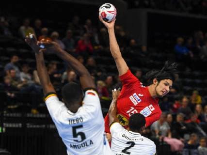 HANDBALL - IHF WC, JPN vs ANG COPENHAGEN,DENMARK,20.JAN.19 - HANDBALL - IHF Men s World Championships, international match Länderspiel Japan vs Angola. Image shows Rome Hebo (ANG), Adam Yuki Baig (JPN) and Agnelo Quitongo (ANG). GEPAxpictures xOliverxLerch