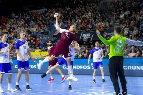 Youssef Ali (Nr. 41, Katar) gegen gegen Vitaly Komogorov (Nr. 34, Russland) und Victor Kireev (Nr. 87, Russland). Russland vs. Katar, Presidents Cup Finale, Handball, IHF Handball Weltmeisterschaft, 20.01.19 Koeln Nordrhein-Westfalen Germany Lanxess-Arena Copyright: xAgentur54Gradx xFelixxKoenigx