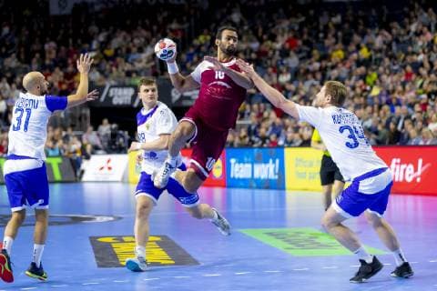 Frankis Marzo (Nr. 10, Katar) gegen Vitaly Komogorov (Nr. 34, Russland). Russland vs. Katar, Presidents Cup Finale, Handball, IHF Handball Weltmeisterschaft, 20.01.19 Koeln Nordrhein-Westfalen Germany Lanxess-Arena Copyright: xAgentur54Gradx xFelixxKoenigx