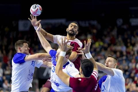 Frankis Marzo (Nr. 10, Katar) gegen Dmitrii Zhitnikov (Nr. 89, Russland), Vitaly Komogorov (Nr. 34, Russland) und Gleb Kalarash (Nr. 21, Russland). Russland vs. Katar, Presidents Cup Finale, Handball, IHF Handball Weltmeisterschaft, 20.01.19 Koeln Nordrhein-Westfalen Germany Lanxess-Arena Copyright: xAgentur54Gradx xFelixxKoenigx
